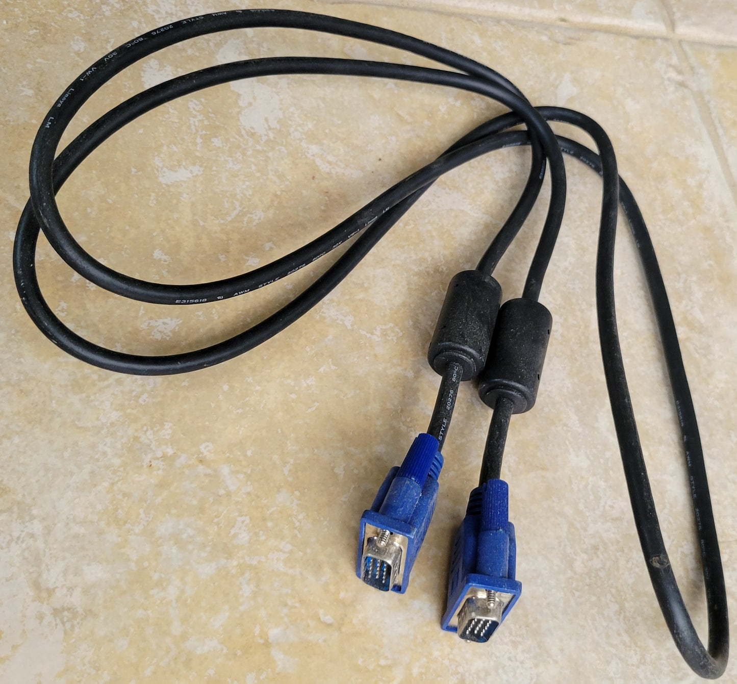VGA Monitor Cable, Male to Male, 15-Pin SVGA Video Cord with Dual Ferrite Cores
