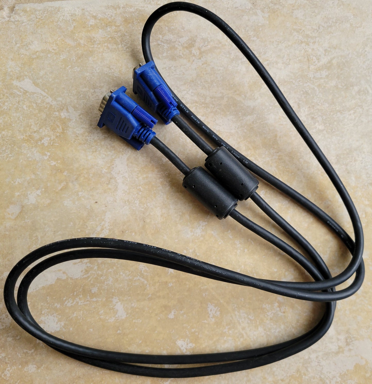VGA Monitor Cable, Male to Male, 15-Pin SVGA Video Cord with Dual Ferrite Cores