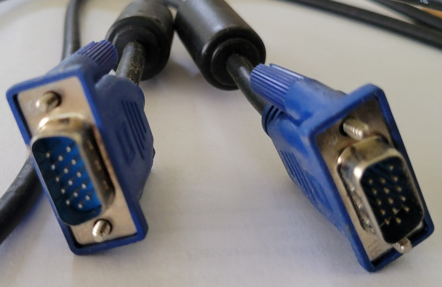 VGA Monitor Cable, Male to Male, 15-Pin SVGA Video Cord with Dual Ferrite Cores
